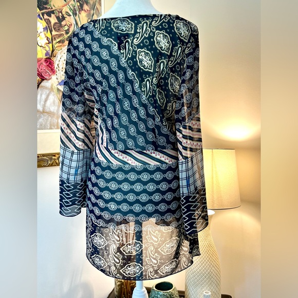 W Flattering Unique Patterned Blouse Size 14 - Picture 9 of 9